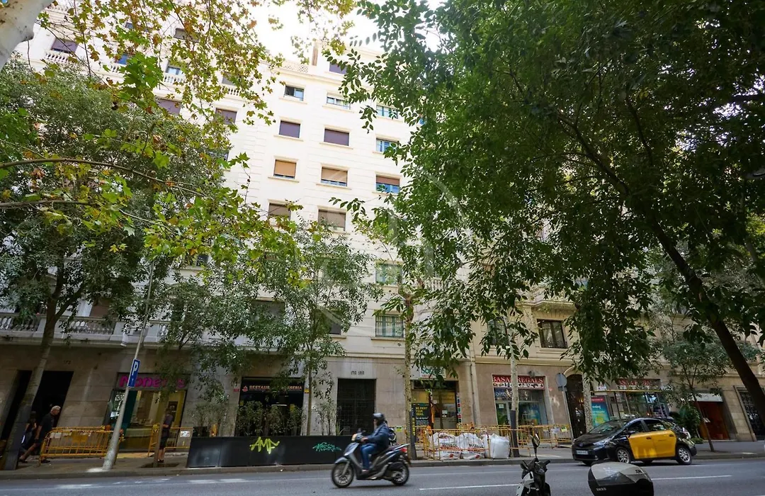 Eixample Esquerra Apartment - Barcelona Center-1